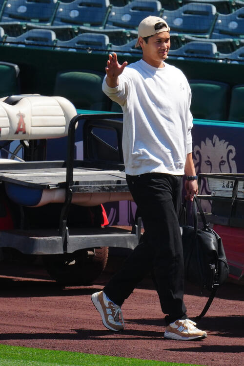 ドジャース対エンゼルス　笑顔を見せながら球場に入るドジャース大谷（撮影・垰建太）