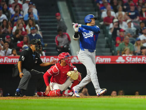 ドジャース対エンゼルス　3回表ドジャース2死満塁、適時二塁打を放つ大谷（撮影・垰建太）