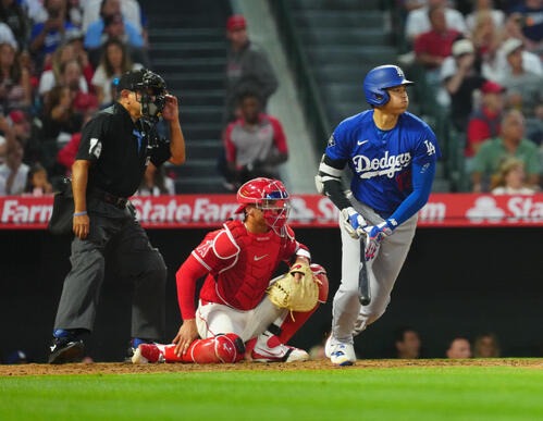 ドジャース対エンゼルス　3回表ドジャース2死満塁、適時二塁打を放つ大谷（撮影・垰建太）