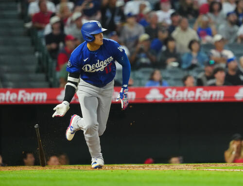 ドジャース対エンゼルス　3回表ドジャース2死満塁、適時二塁打を放つ大谷（撮影・垰建太）