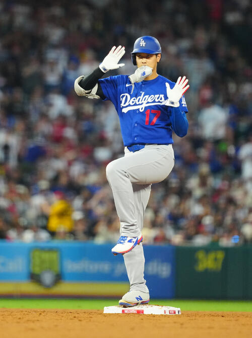 ドジャース対エンゼルス　3回表ドジャース2死満塁、適時二塁打を放ちポーズを決める大谷（撮影・垰建太）