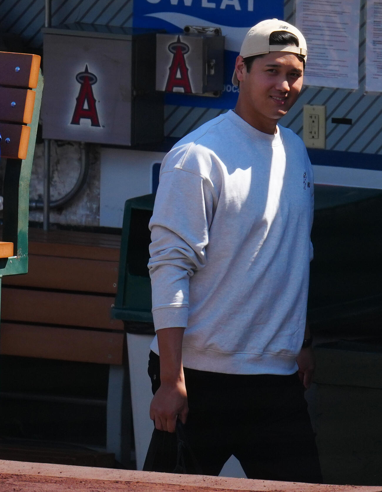 ドジャース対エンゼルス　笑顔を見せながら球場に入るドジャース大谷（撮影・垰建太）