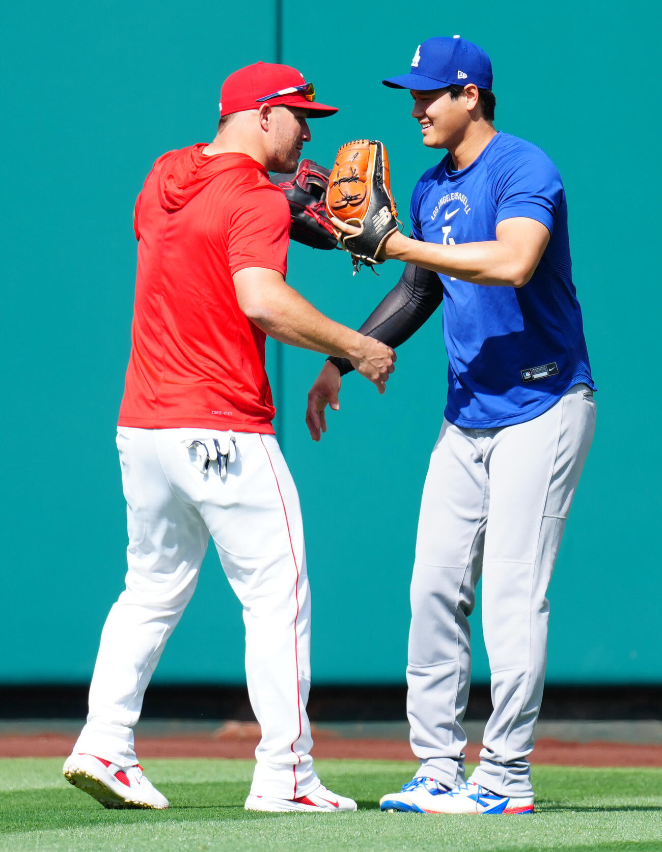 ドジャース対エンゼルス　試合前、再会を喜ぶドジャース大谷（右）とエンゼルスのトラウト（撮影・垰建太）