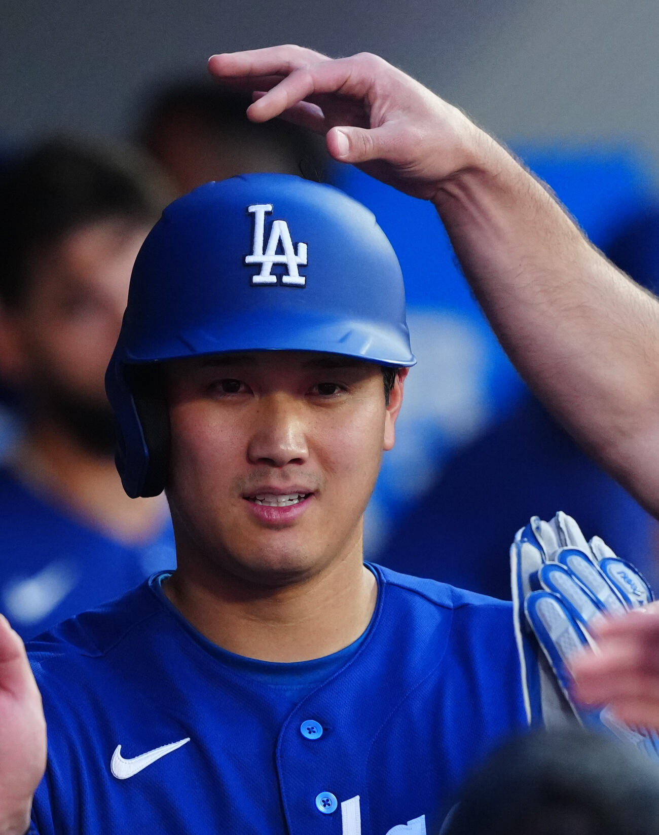 ドジャース対エンゼルス　3回表ドジャース2死満塁、押し出しの四球で生還しナインの出迎えを受ける大谷（撮影・垰建太）