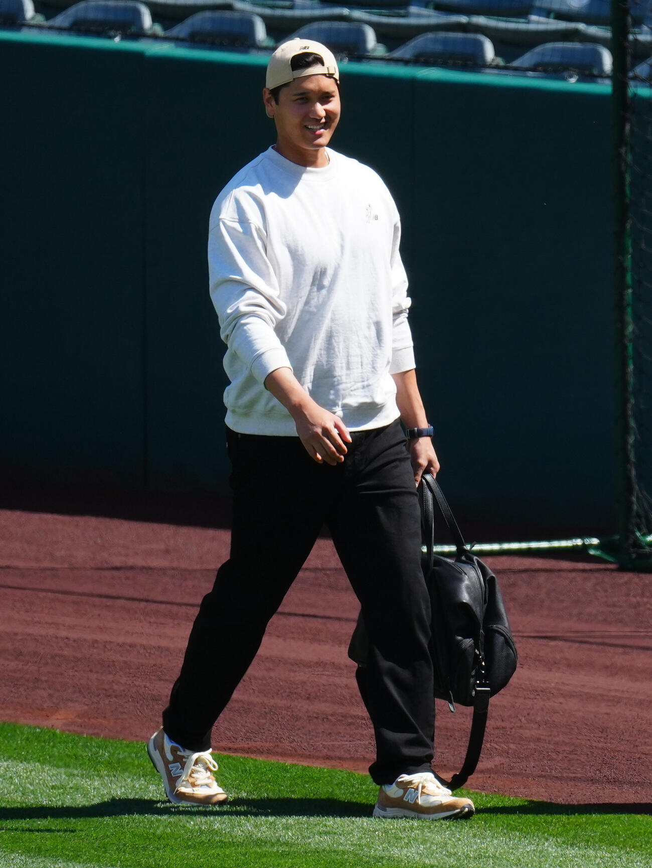 ドジャース対エンゼルス　笑顔を見せながら球場に入るドジャース大谷（撮影・垰建太）