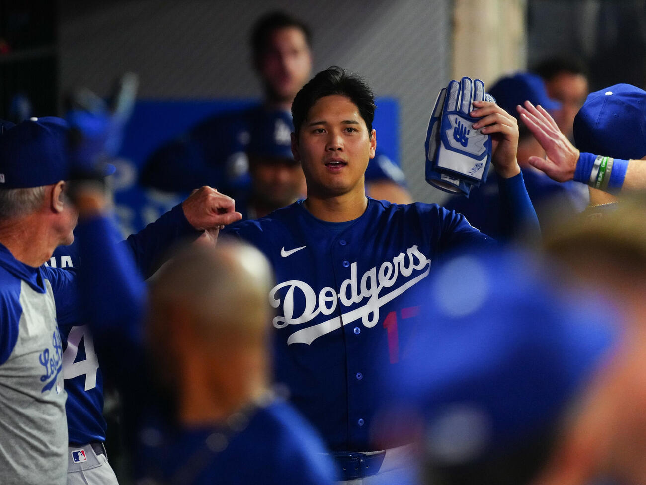 ドジャース対エンゼルス　3回表の攻撃を終え適時二塁打を放ったドジャース大谷はナインの出迎えを受ける（撮影・垰建太）