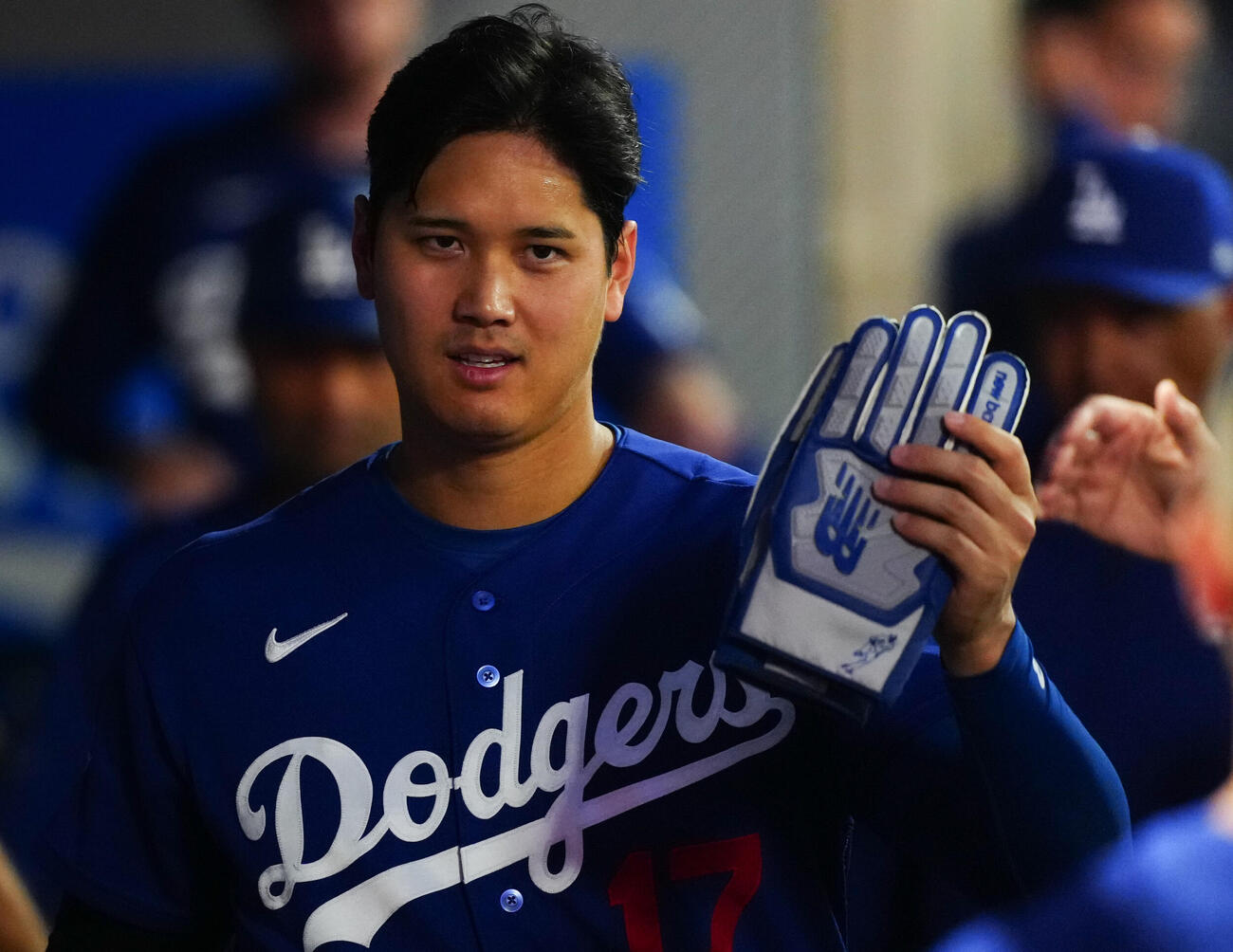 ドジャース対エンゼルス　3回表の攻撃を終え適時二塁打を放ったドジャース大谷はナインの出迎えを受ける（撮影・垰建太）