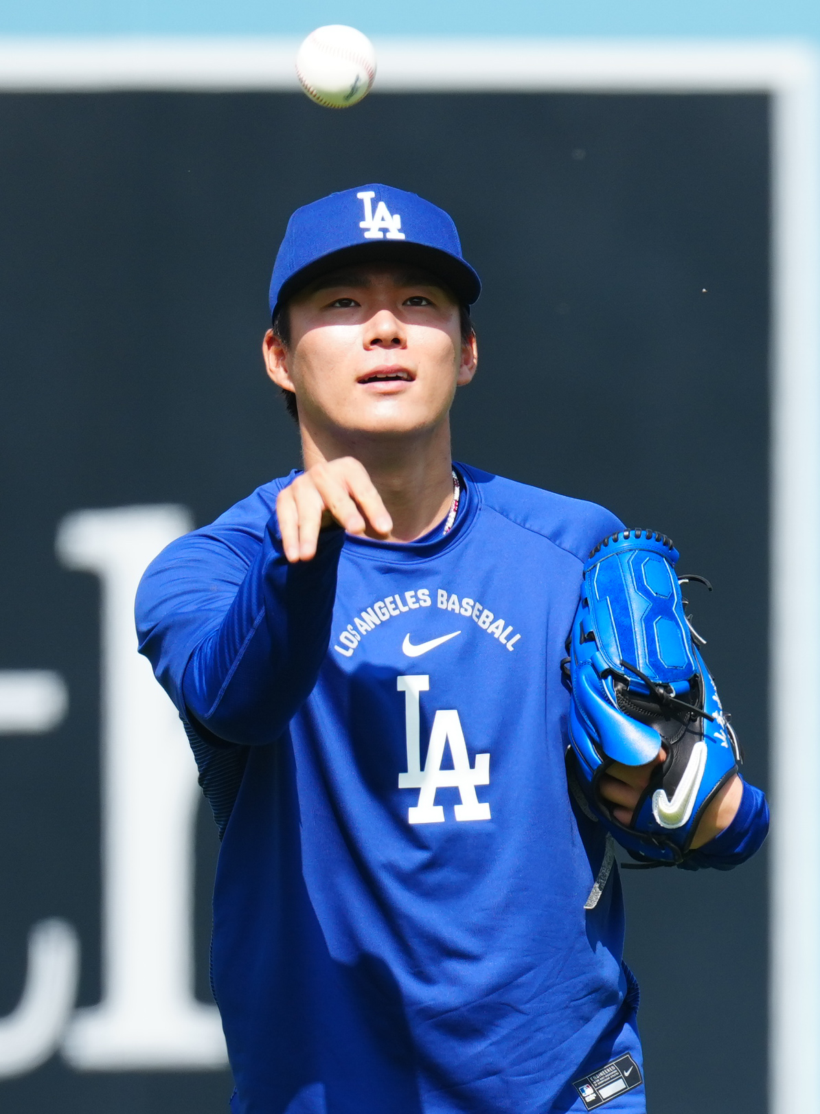 ドジャース対エンゼルス　試合前、調整するドジャース山本（撮影・垰建太）