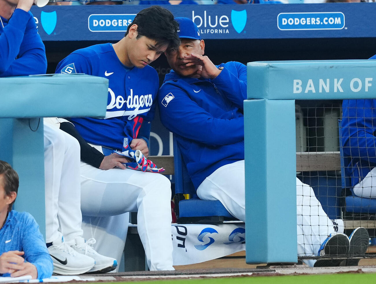 ドジャース対エンゼルス　ドジャース先発の佐々木が登板する中、ベンチで話す大谷（左）とロバーツ監督（撮影・垰建太）