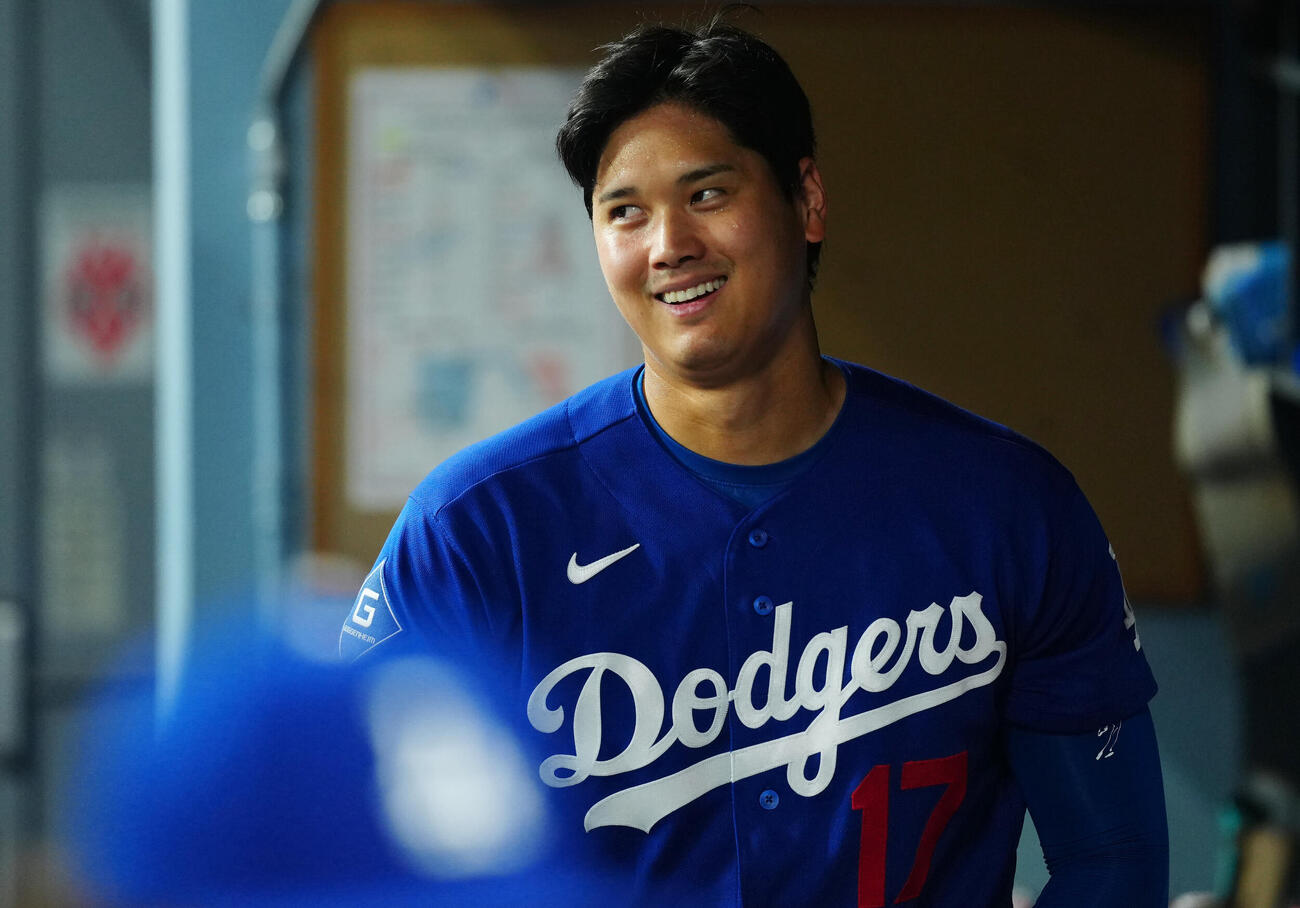ドジャース対エンゼルス　3回裏ドジャースの攻撃を終えベンチ裏に下がるドジャース大谷（撮影・垰建太）