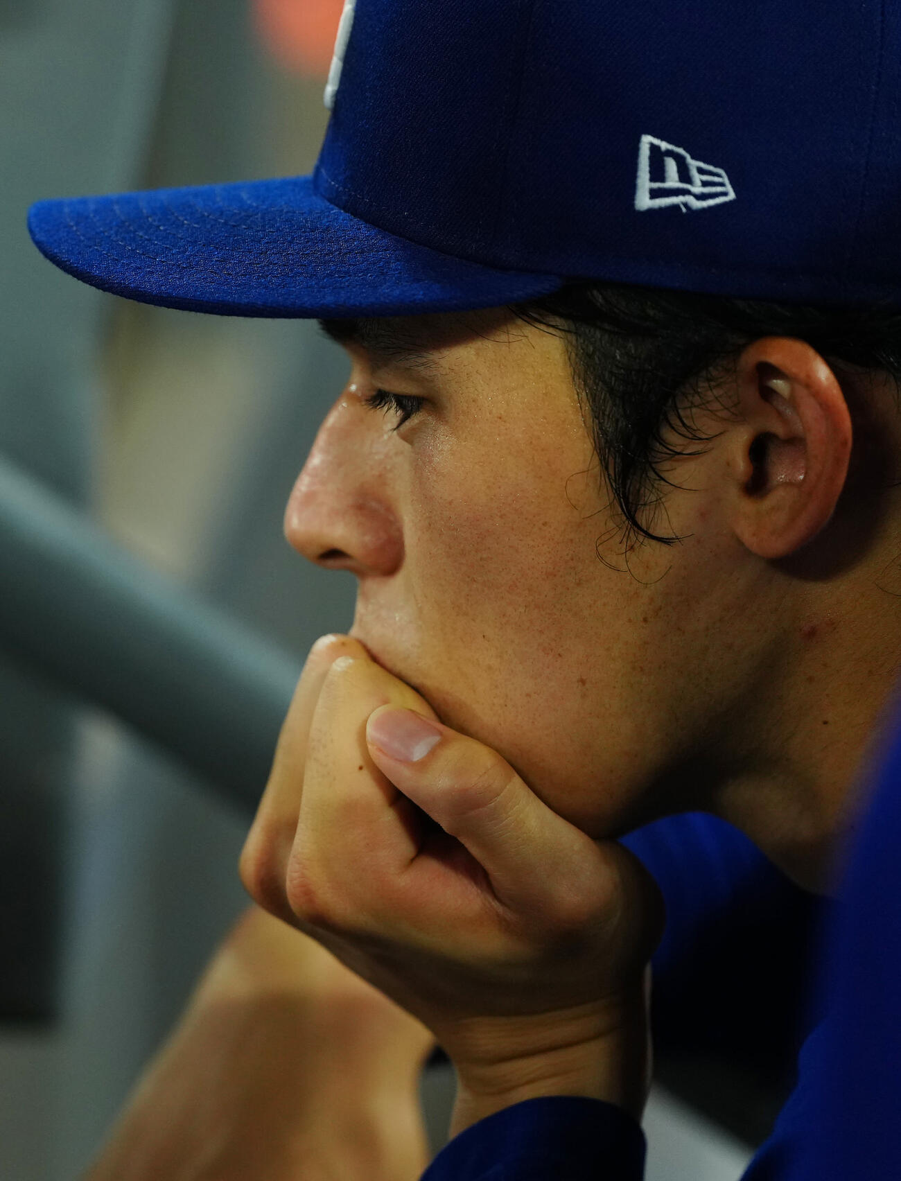 ドジャース対エンゼルス　4回表エンゼルス無死一塁、降板しベンチでさえない表情の佐々木（撮影・垰建太）