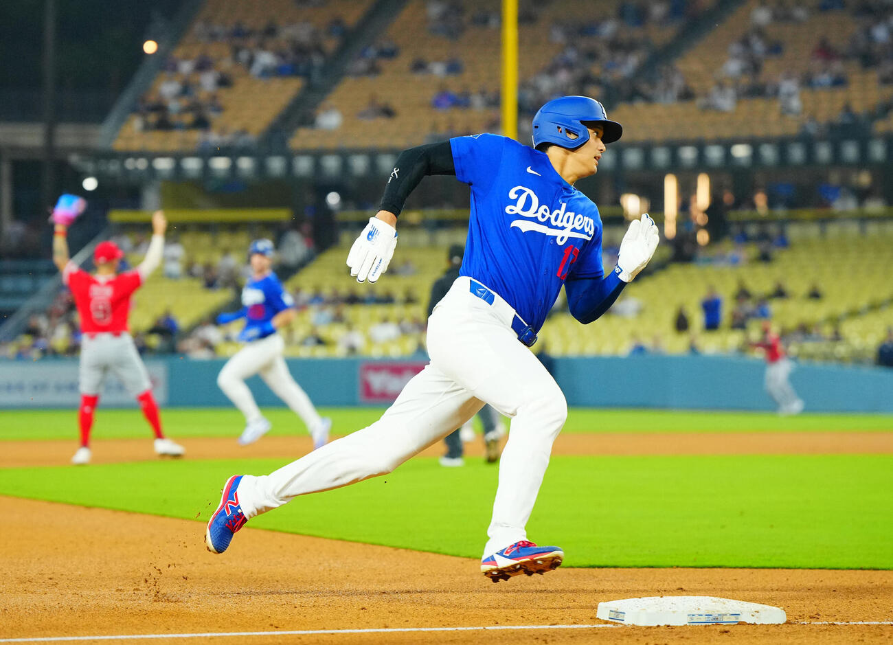 ドジャース対エンゼルス　3回裏ドジャース1死一、二塁、ベッツの安打で三塁へ走る二走大谷（撮影・垰建太）