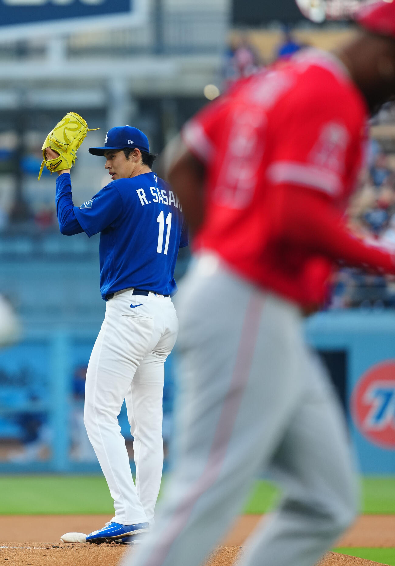 ドジャース対エンゼルス　１回表エンゼルス無死満塁、ソレア（手前）に先制となる押し出しの四球を与える佐々木（撮影・垰建太）