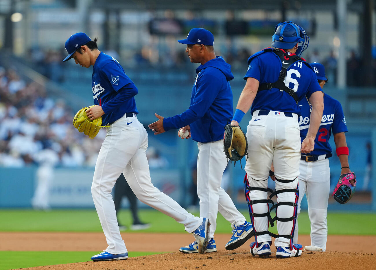 ドジャース対エンゼルス　1回表エンゼルス無死満塁、2者連続となる押し出し四球を与えた佐々木（左）はロバーツ監督から降板を告げられる（撮影・垰建太）