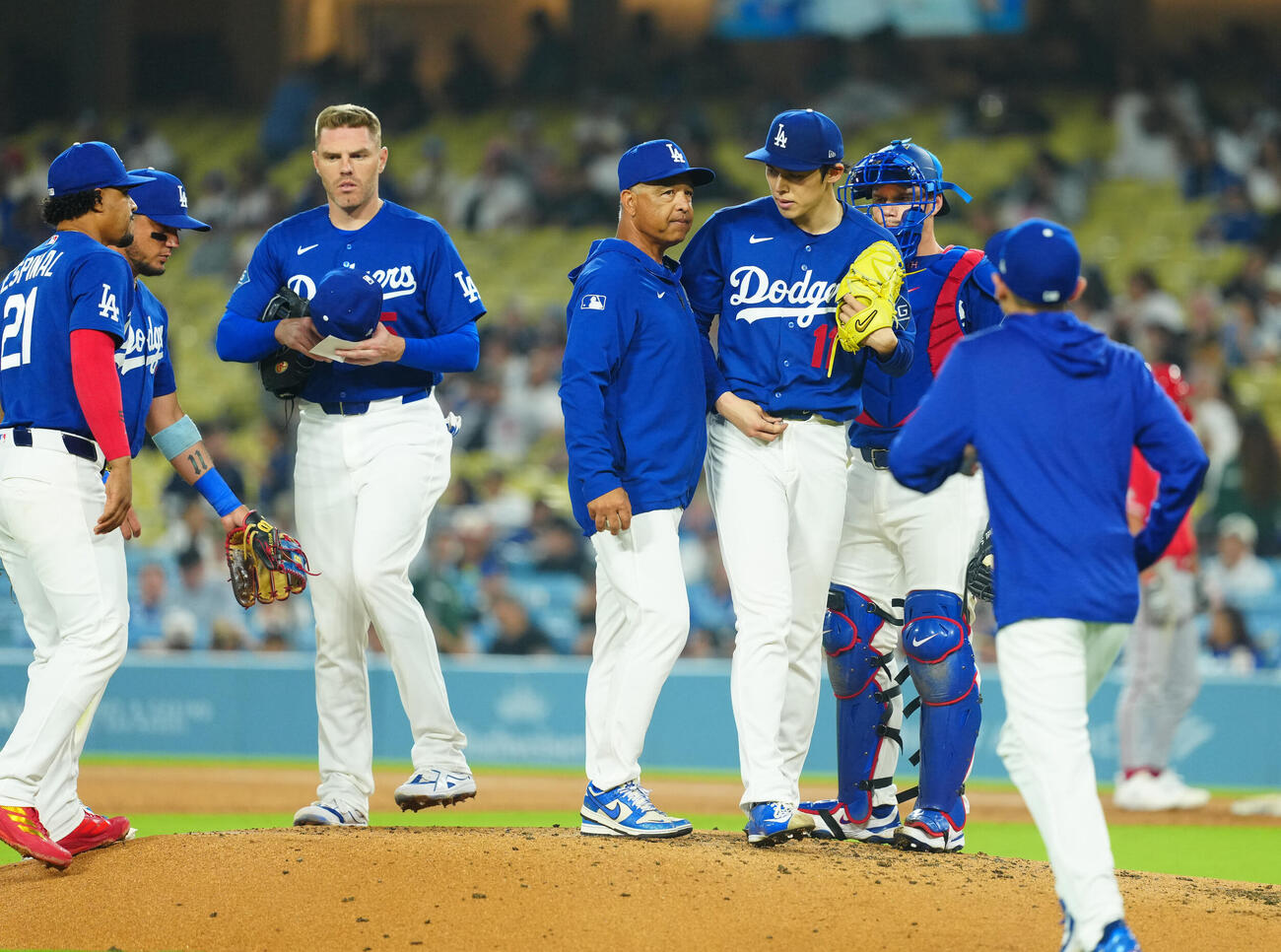 ドジャース対エンゼルス　4回表エンゼルス無死一塁、ロバーツ監督（中央）から降板を告げられる佐々木（同右）（撮影・垰建太）
