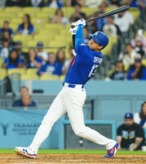 ドジャース対エンゼルス 3回裏ドジャース1死、二塁打を放つ大谷(撮影・垰建太)