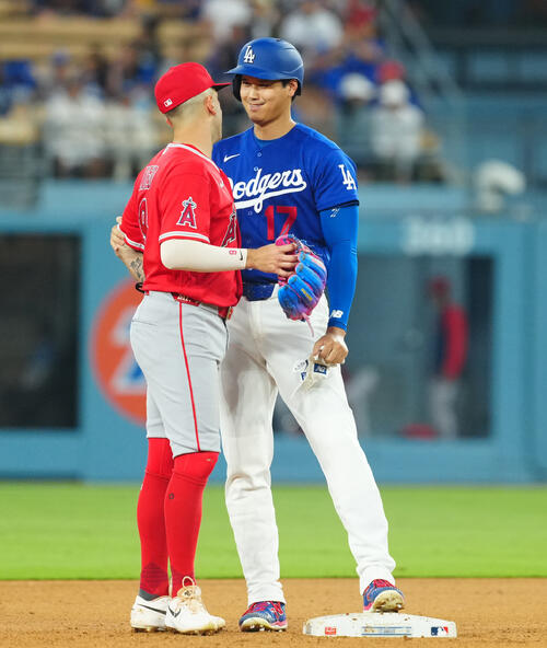 ドジャース対エンゼルス 3回裏ドジャース1死、二塁打を放ち塁上でネト(左)と話す大谷(撮影・垰建太)