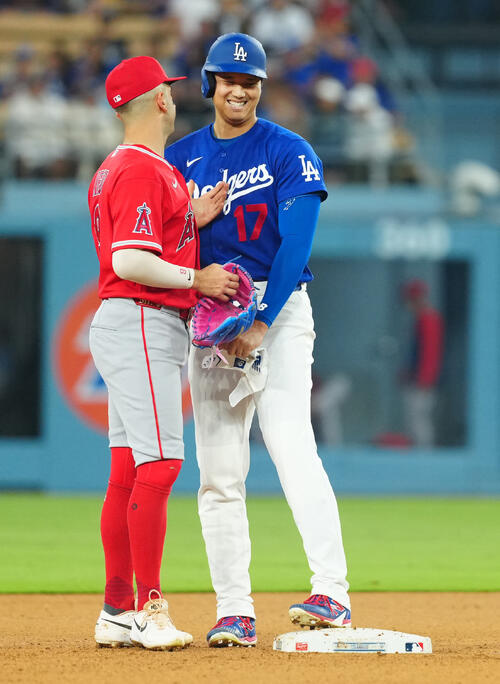 ドジャース対エンゼルス 3回裏ドジャース1死、二塁打を放ち塁上でネト(左)と話す大谷(撮影・垰建太)