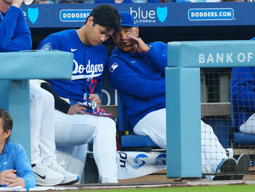 ドジャース対エンゼルス ドジャース先発の佐々木が登板する中、ベンチで話す大谷(左)とロバーツ監督(撮影・垰建太)