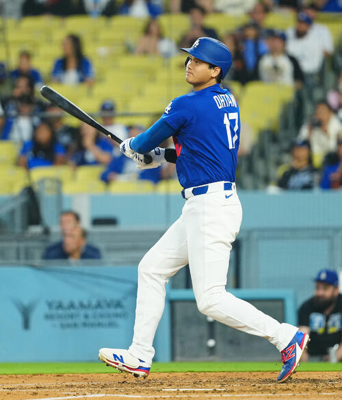 ドジャース対エンゼルス 3回裏ドジャース1死、二塁打を放つ大谷(撮影・垰建太)