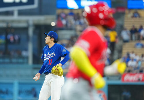 ドジャース対エンゼルス 3回表エンゼルス無死、モンカダ(手前)に四球を与える佐々木(撮影・垰建太)