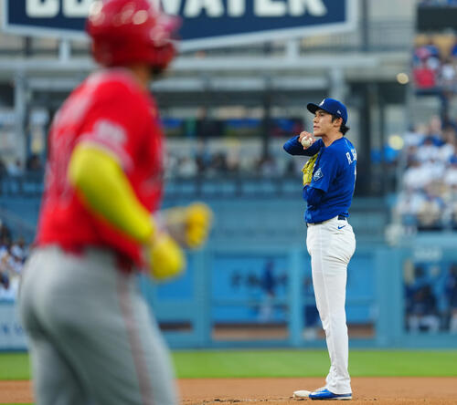 ドジャース対エンゼルス 1回表エンゼルス無死満塁、モンカダ(手前)に押し出しの四球を与える佐々木(撮影・垰建太)