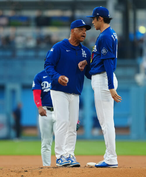ドジャース対エンゼルス 1回表エンゼルス無死満塁、2者連続となる押し出し四球を与えた佐々木(右)はロバーツ監督から降板を告げられる(撮影・垰建太)
