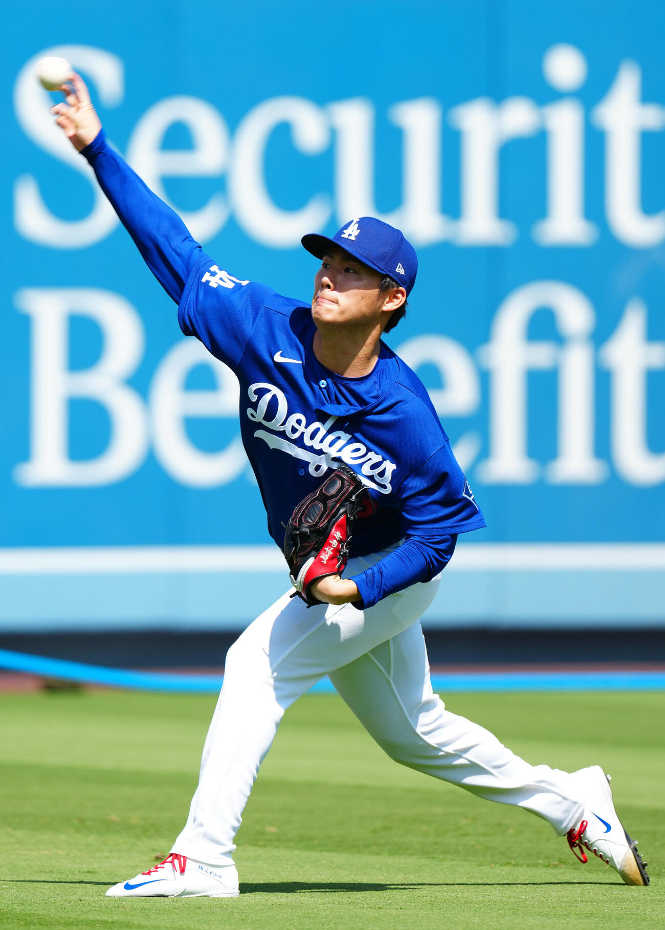 ドジャース対エンゼルス　試合前、調整するドジャース山本（撮影・垰建太）