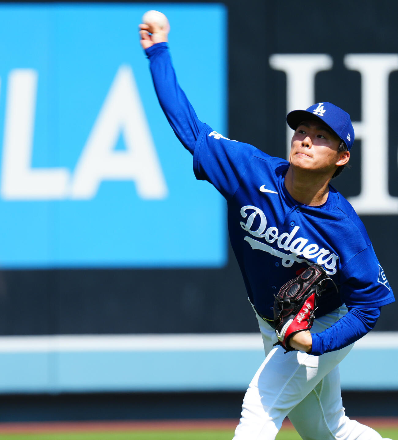 ドジャース対エンゼルス　試合前、調整するドジャース山本（撮影・垰建太）