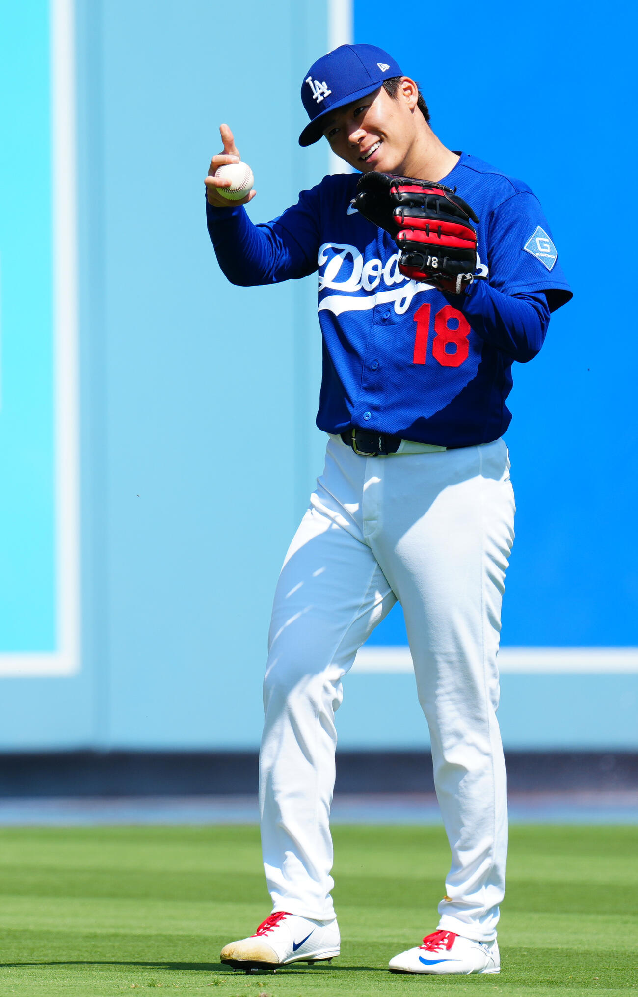 ドジャース対エンゼルス　試合前、調整するドジャース山本（撮影・垰建太）