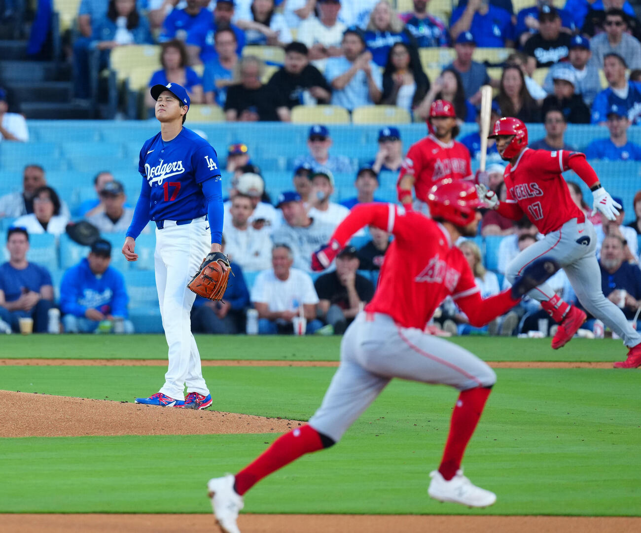 ドジャース対エンゼルス　5回表エンゼルス無死一、二塁、ペラザに適時打を許す大谷（撮影・垰建太）