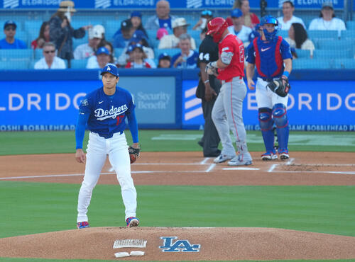 ドジャース対エンゼルス　1回表エンゼルス1死、トラウトを三振に仕留める大谷（撮影・垰建太）