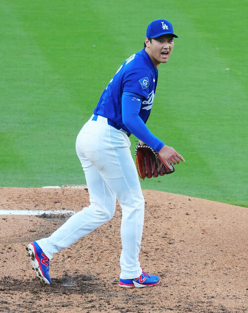 ドジャース対エンゼルス　声を上げながら力投するドジャース先発の大谷（撮影・垰建太）