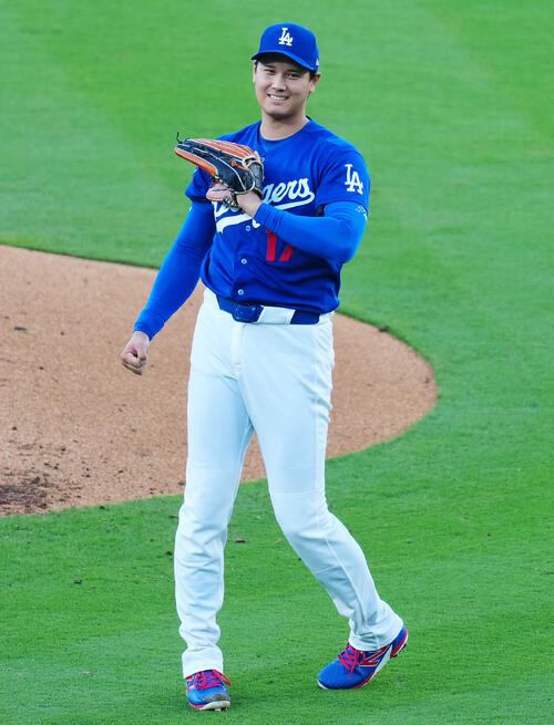 ドジャース対エンゼルス　3回表エンゼルス2死、打席にトラウトに笑顔を見せる大谷（撮影・垰建太）