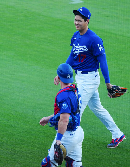 ドジャース対エンゼルス　3回表エンゼルス2死、トラウトを三振に仕留め無失点の大谷翔平はスミスに笑顔を見せる（撮影・垰建太）