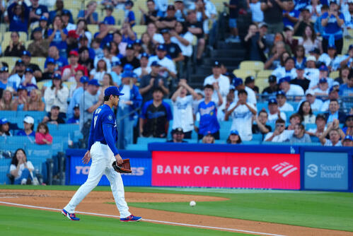 ドジャース対エンゼルス　5回表エンゼルス無死一、二塁、降板する大谷はファンの拍手を受けながら引き揚げる（撮影・垰建太）