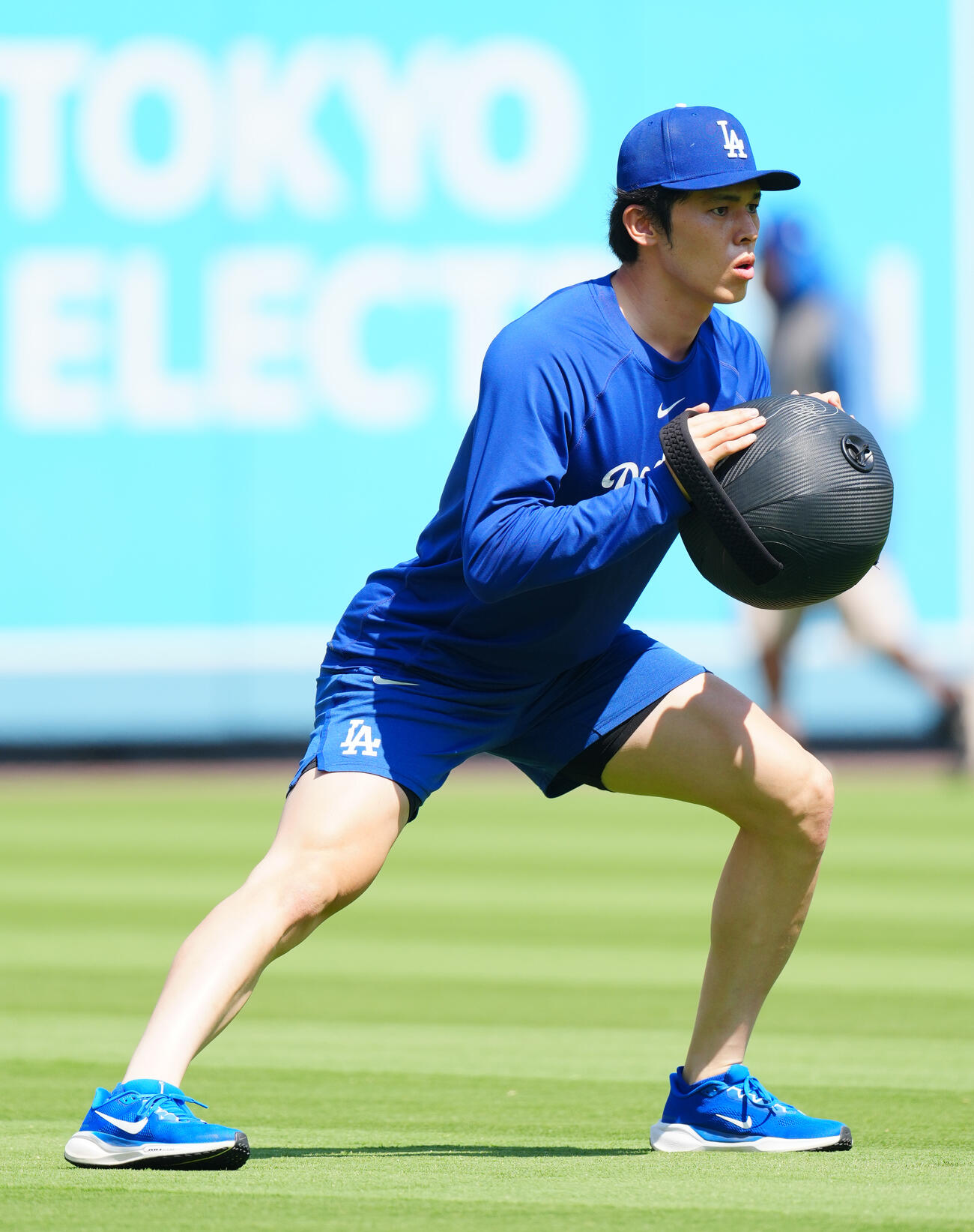 ドジャース対エンゼルス　試合前調整するドジャース佐々木（撮影・垰建太）