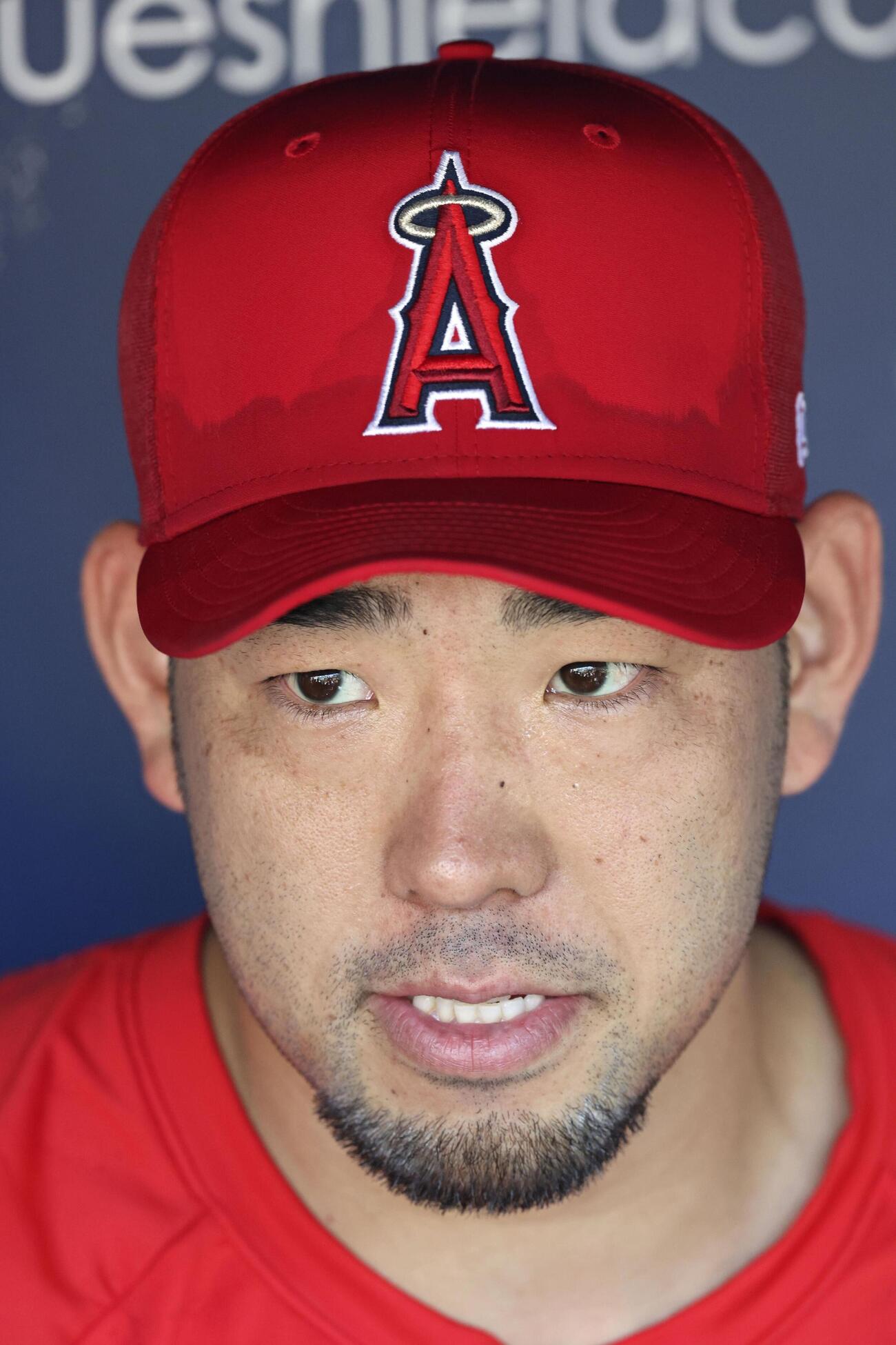 試合前、取材に応じるエンゼルス菊池＝ロサンゼルス（共同）