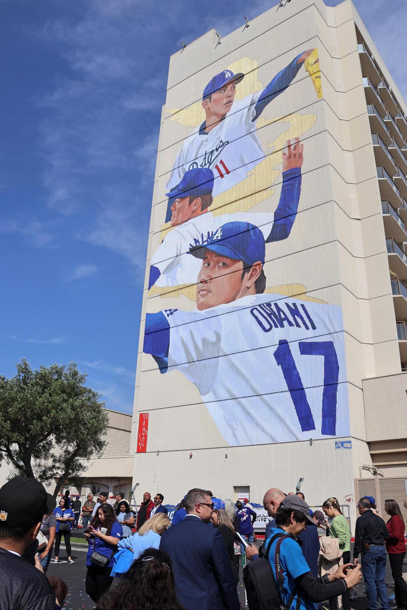 ロサンゼルス近郊トーランスで披露された米大リーグ、ドジャース大谷翔平らの壁画（共同）