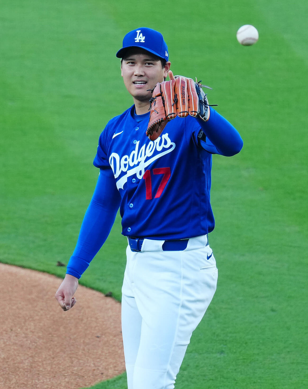 ドジャース対エンゼルス　3回表エンゼルス2死、打者トラウトの時、笑顔を見せる大谷（撮影・垰建太）