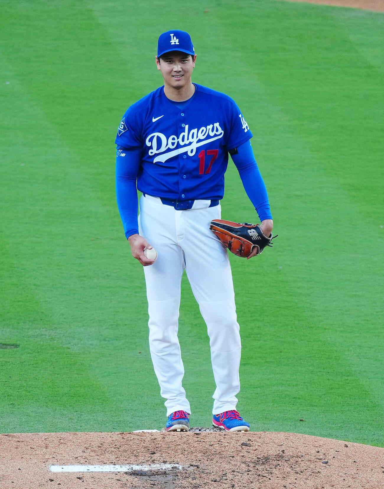 ドジャース対エンゼルス　3回表エンゼルス2死、打席のトラウトに笑顔を見せる大谷（撮影・垰建太）