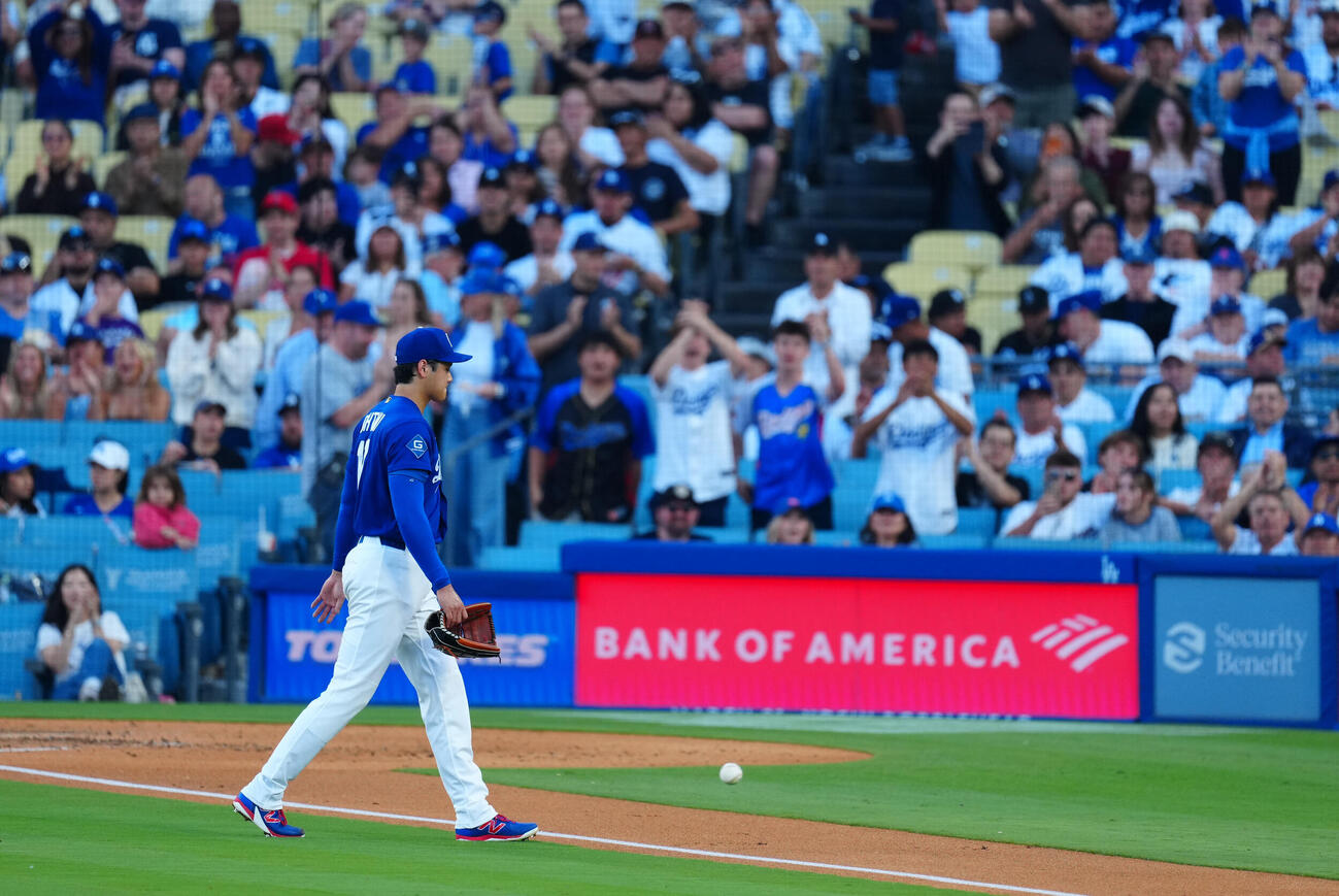 ドジャース対エンゼルス　5回表エンゼルス無死一、二塁、降板する大谷はファンの拍手を受けながら引き揚げる（撮影・垰建太）