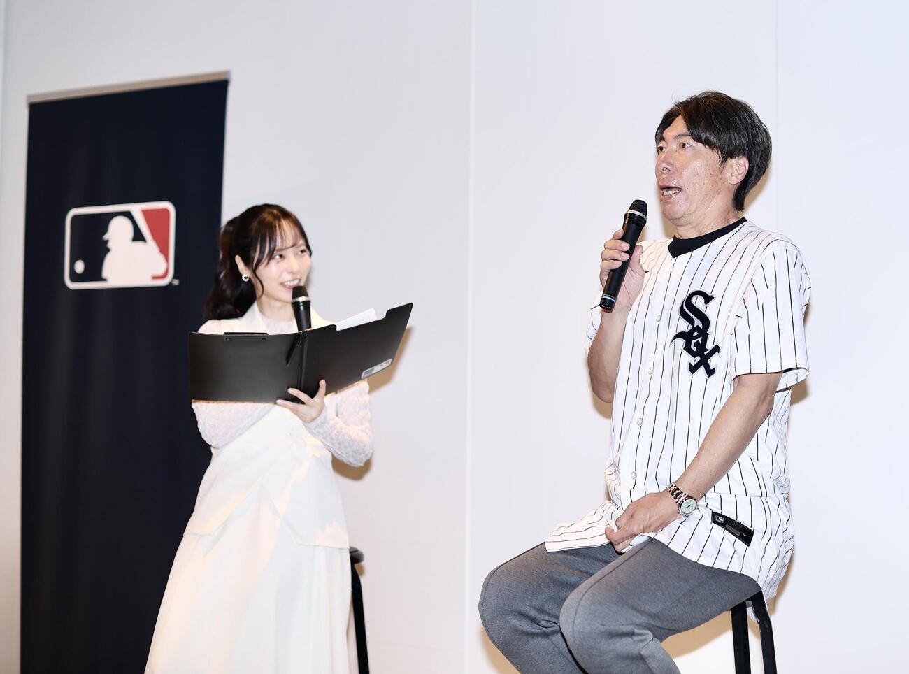 トークする高津臣吾氏（右）とMCの山本萩子（撮影・河田真司）