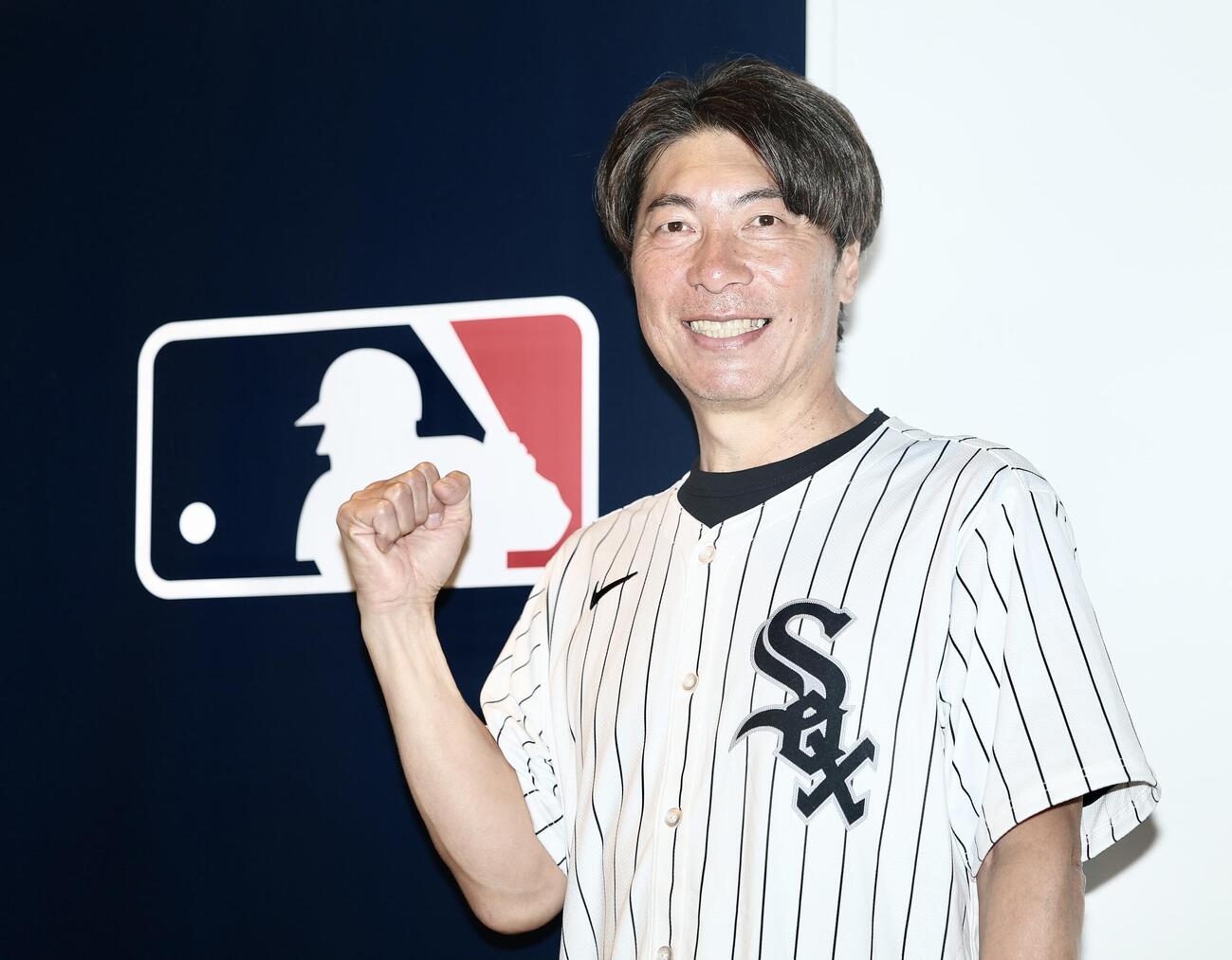笑顔で写真に納まる高津臣吾氏（撮影・河田真司）