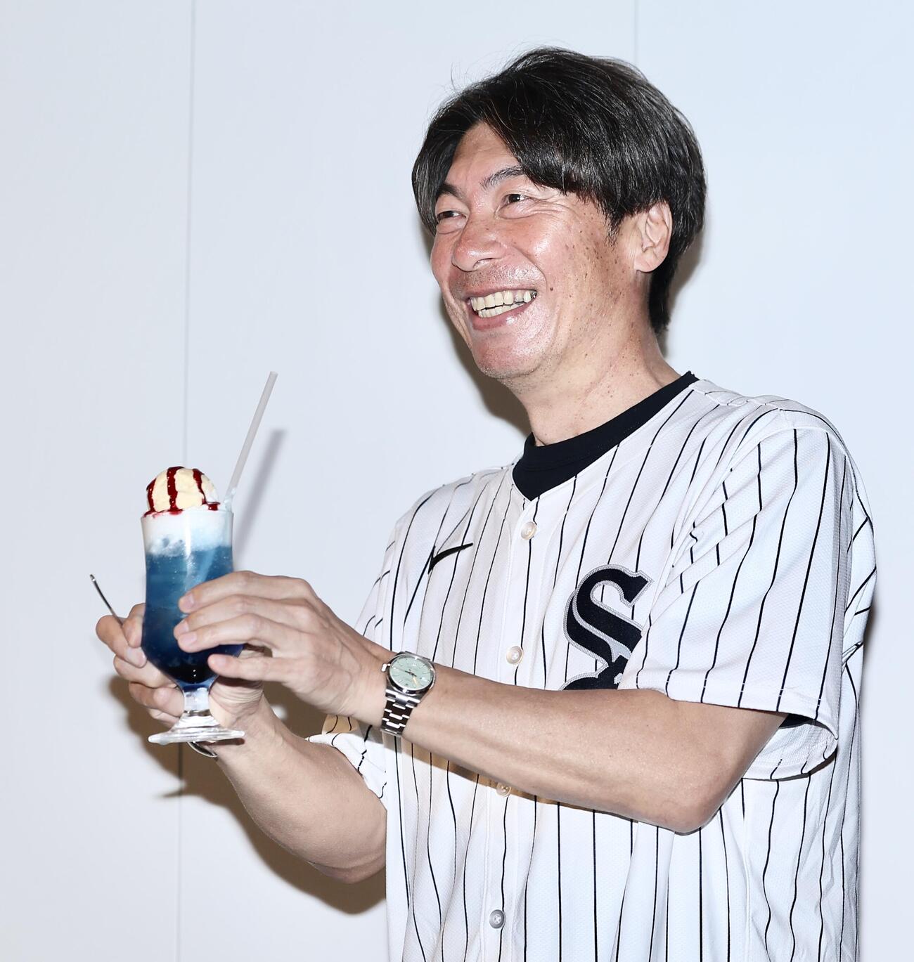 クリームソーダを手に笑顔を見せる高津臣吾氏（撮影・河田真司）