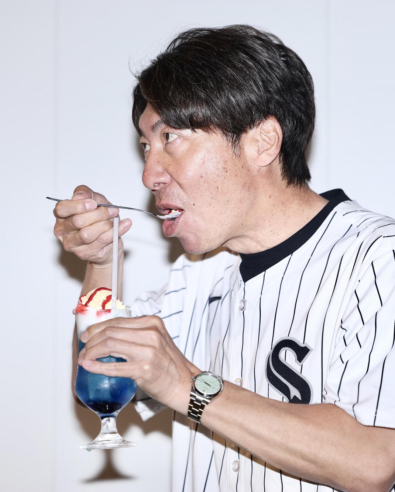 クリームソーダを試食する高津臣吾氏（撮影・河田真司）