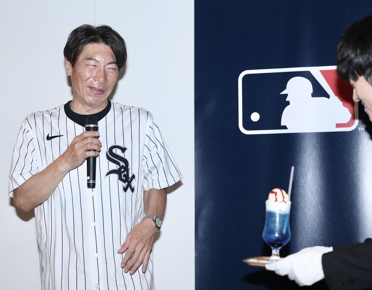 運ばれて来たクリームソーダに笑顔を見せる高津臣吾氏（撮影・河田真司）
