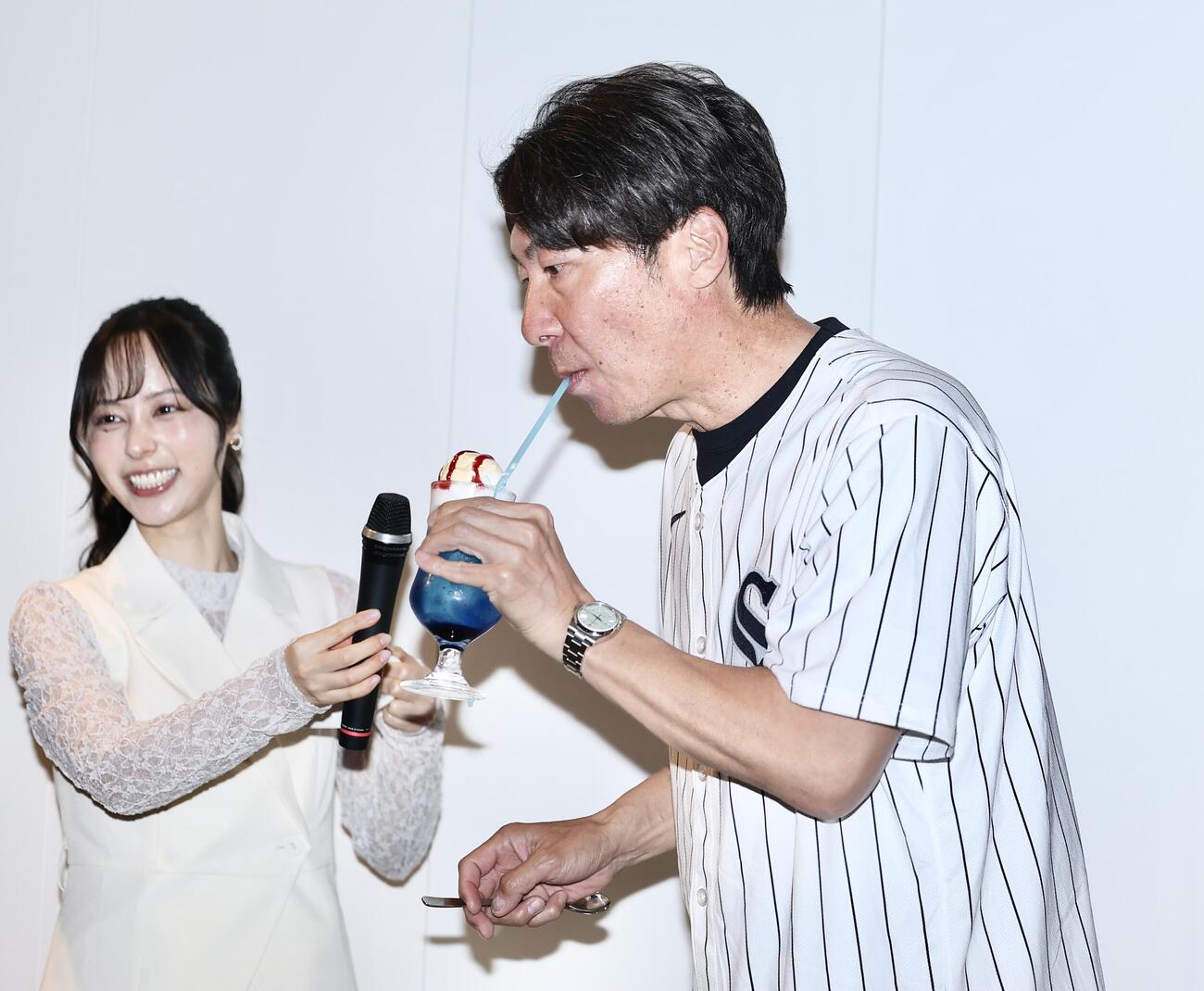 クリームソーダを試食すれ高津臣吾氏（右）。左はMCの山本萩子（撮影・河田真司）