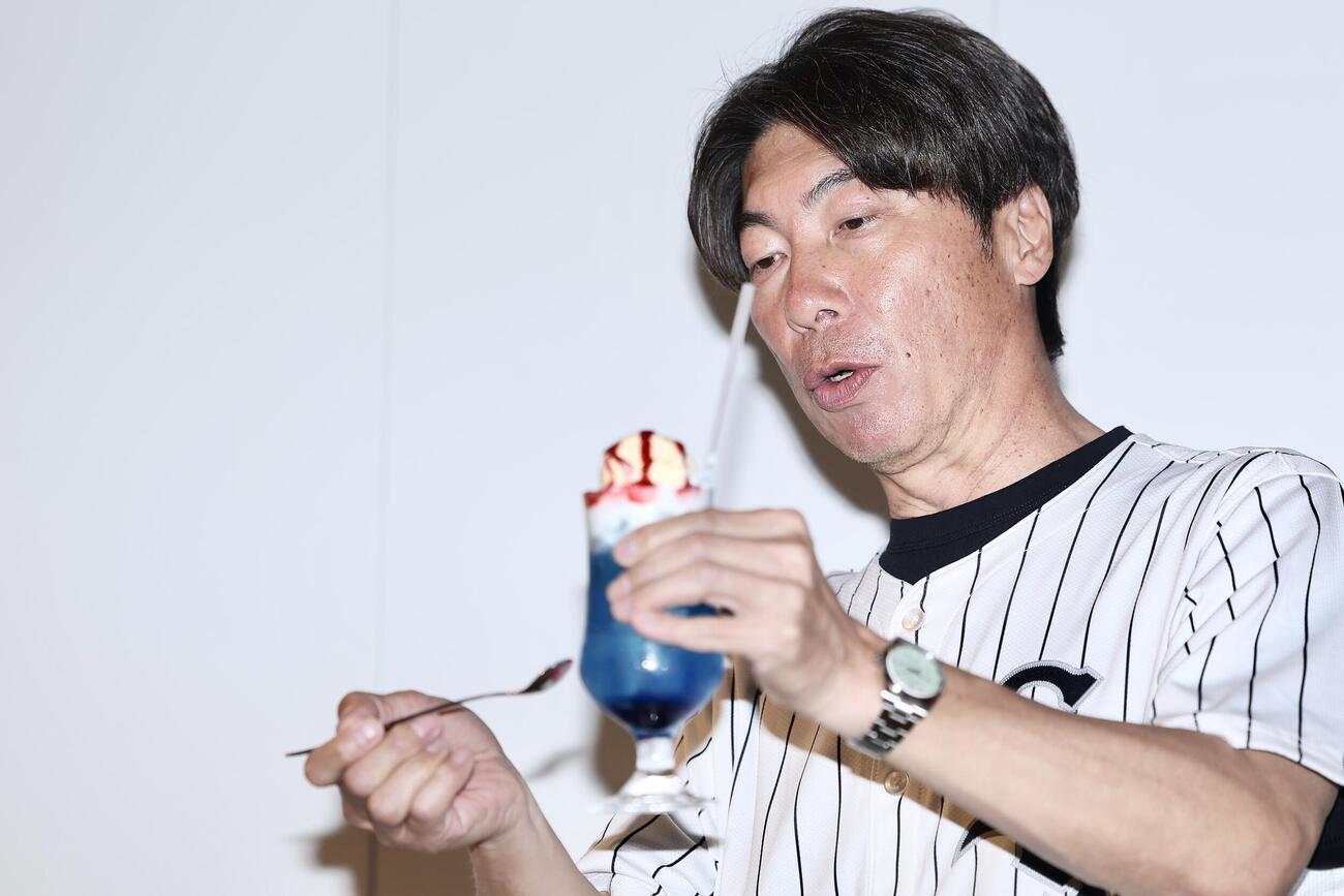 クリームソーダを試食する高津臣吾氏（撮影・河田真司）