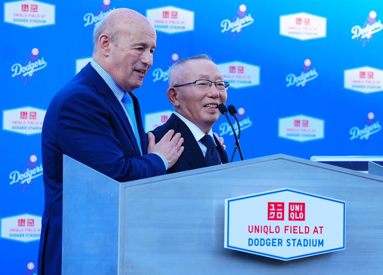 会見で笑顔を見せるユニクロ柳井代表取締役会長（右）とドジャースのカステン球団社長（撮影・垰建太）